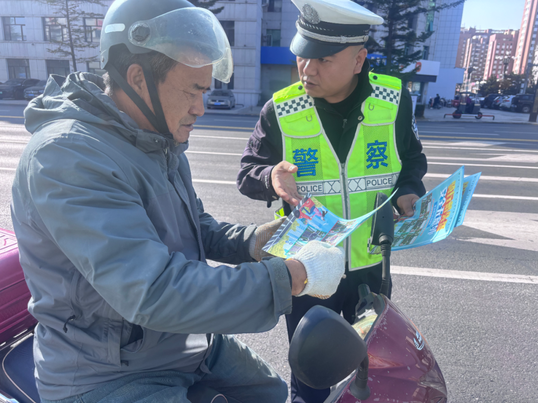 路口劝导守平安，文明骑行入人心 | 一盔一带