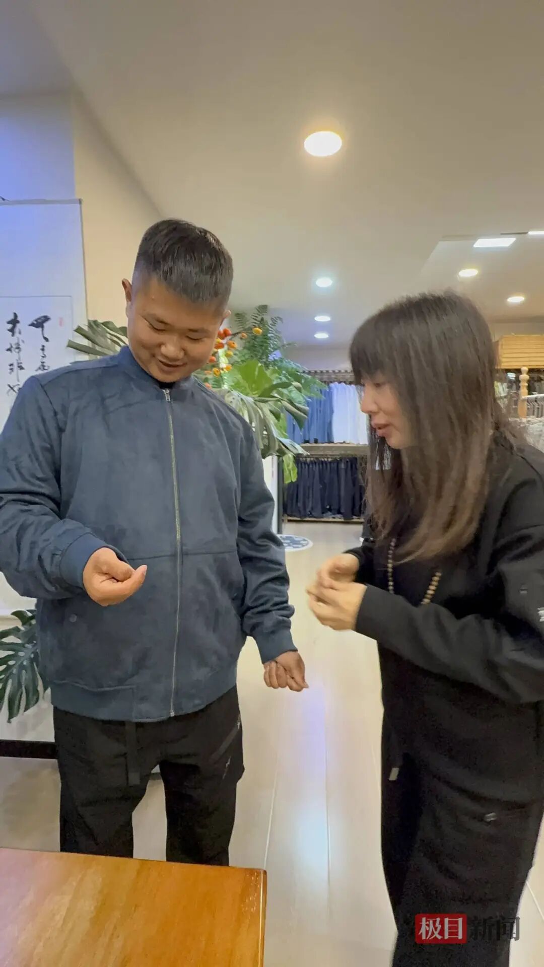 “没钱吃饭了”，武汉女子刷到00后山东小伙视频，私信转500元；8年后她随口一句“姐姐过得不太好”，他飞到武汉待5分钟就走，留下1000元