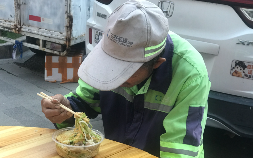每天150碗热汤面，李国色在灵溪老街免费送早餐！