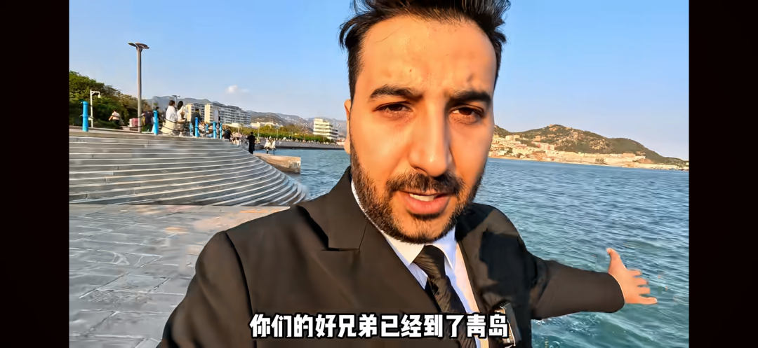 老外也被海肠捞饭硬控了！1500万粉丝博主老王打卡青岛！香酥鸡、烤鱿鱼……已被鲜晕