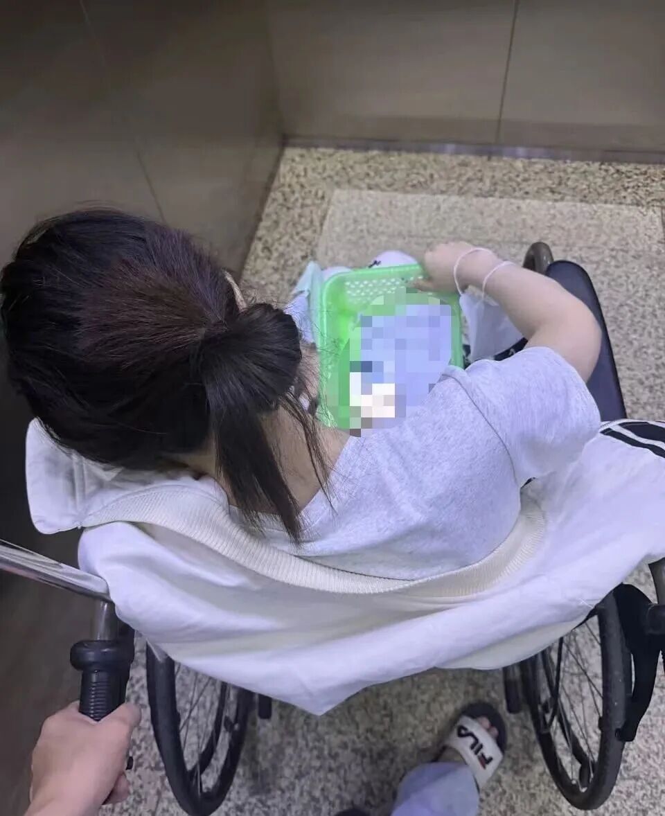 被自家12斤重的猫踹中腹部，女子凌晨送医急救，确诊卵巢黄体囊肿破裂；医生提醒：月经后半周期最为脆弱，应避免宠物踩踏、扑跳撞击腹部