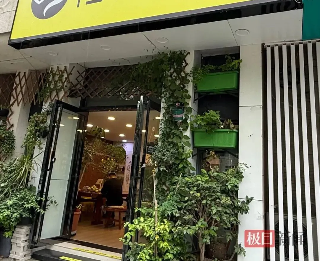 “没钱吃饭了”，武汉女子刷到00后山东小伙视频，私信转500元；8年后她随口一句“姐姐过得不太好”，他飞到武汉待5分钟就走，留下1000元