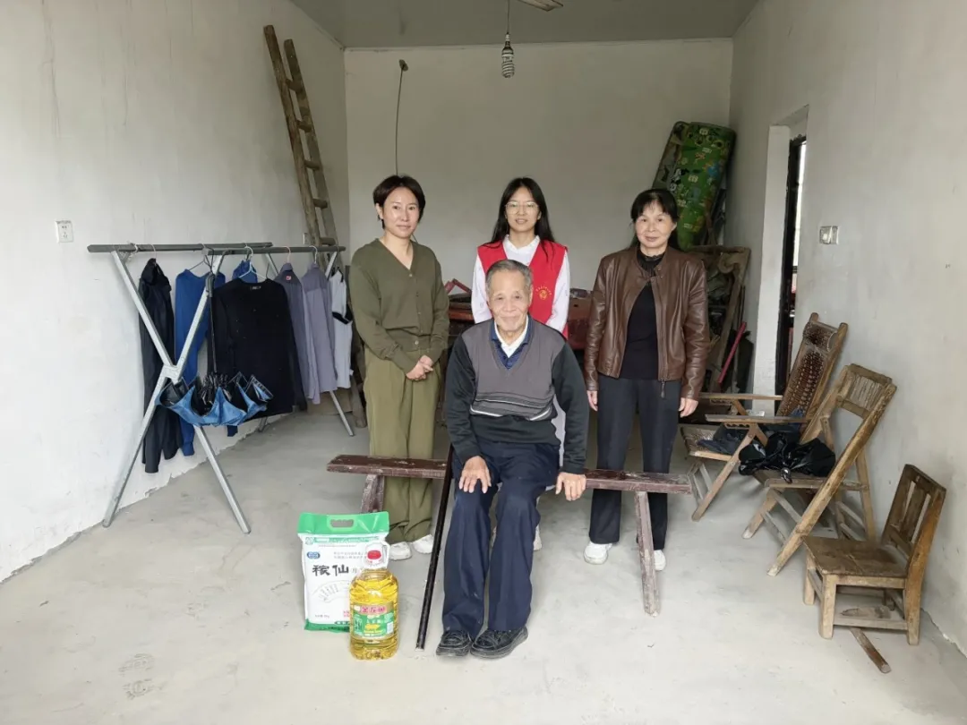 怀宁县金拱镇妇联：开展走访慰问困难老人活动
