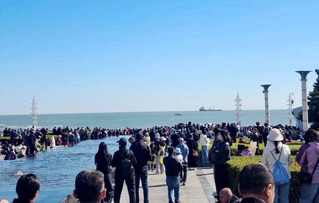 此刻，日照海边人山人海！