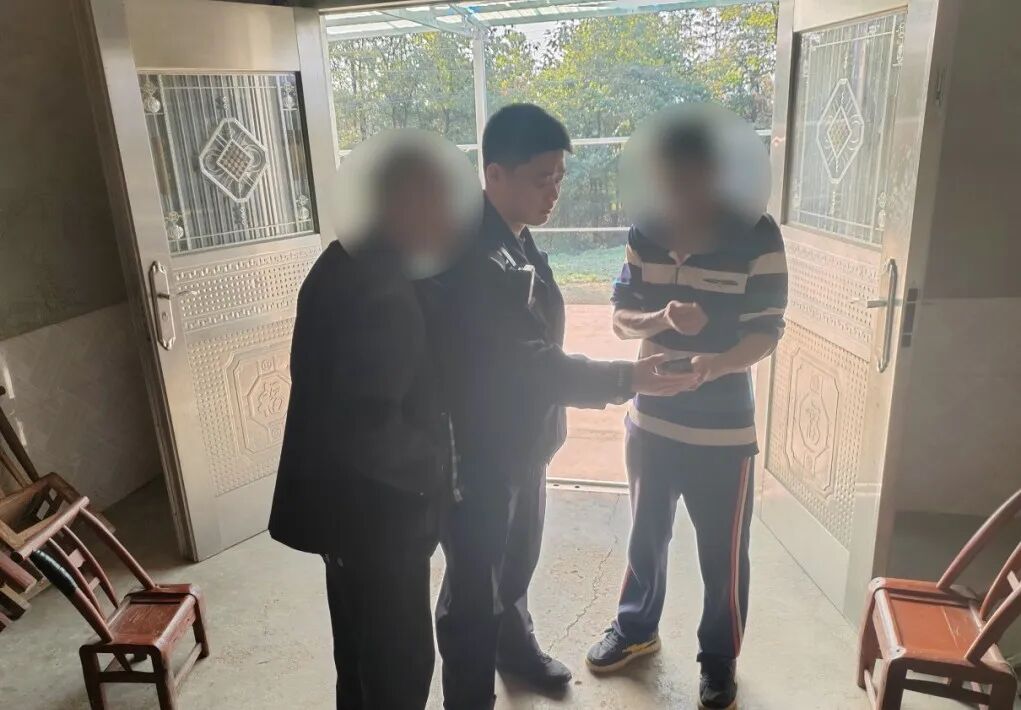 男子把存有20万积蓄的银行卡藏鞋里寄出，八旬老父劝阻无效，步行近10公里报案；男子不承认受骗，民警当场联系骗子被挂断，他才醒悟