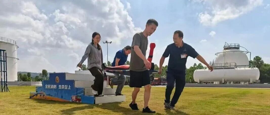两男子冒充消防人员进店，称灭火器过期“花30元可换”，被退役消防员店主当场识破骗术