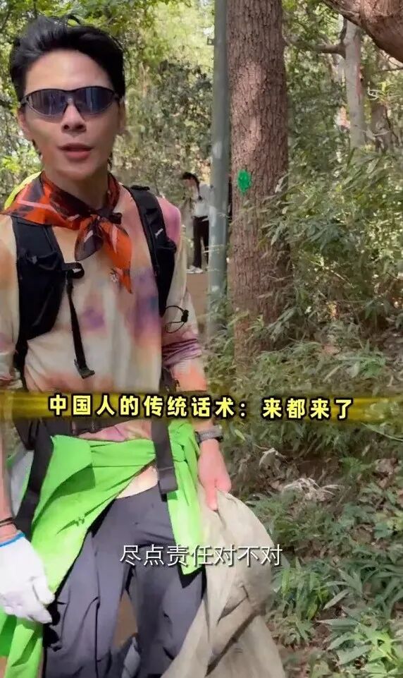 知名男星在杭州西湖边徒步，拎着编织袋捡垃圾，网友：太接地气