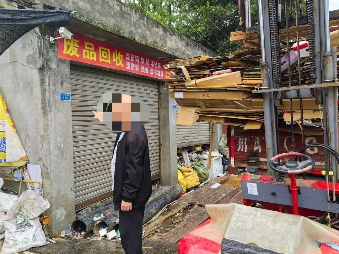 四川眉山一男子凌晨盗走500斤废旧纸板、价值约300元，本打算找机会卖掉换钱，警方1小时破案：行拘15日，罚款3000元
