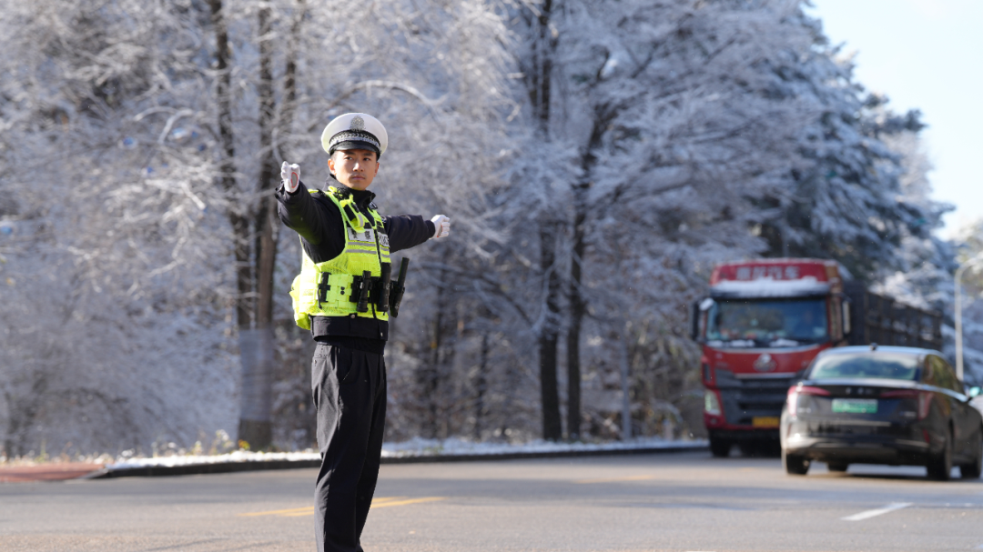 长白山交警迎战初雪 风雪中的“荧光绿”守护平安路