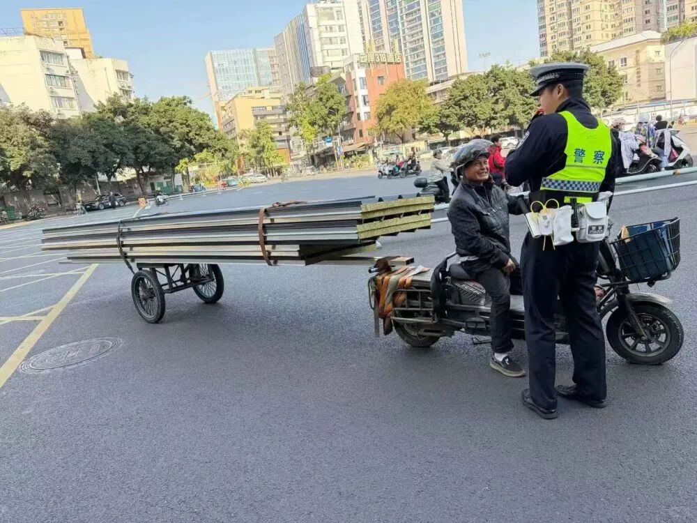 成都“二仙桥大爷”再因电动车违规载货被拦？谭乔证实属实：警方人性化处理未罚款