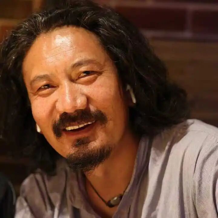 宁诺美术馆搭起了一个黑帐篷