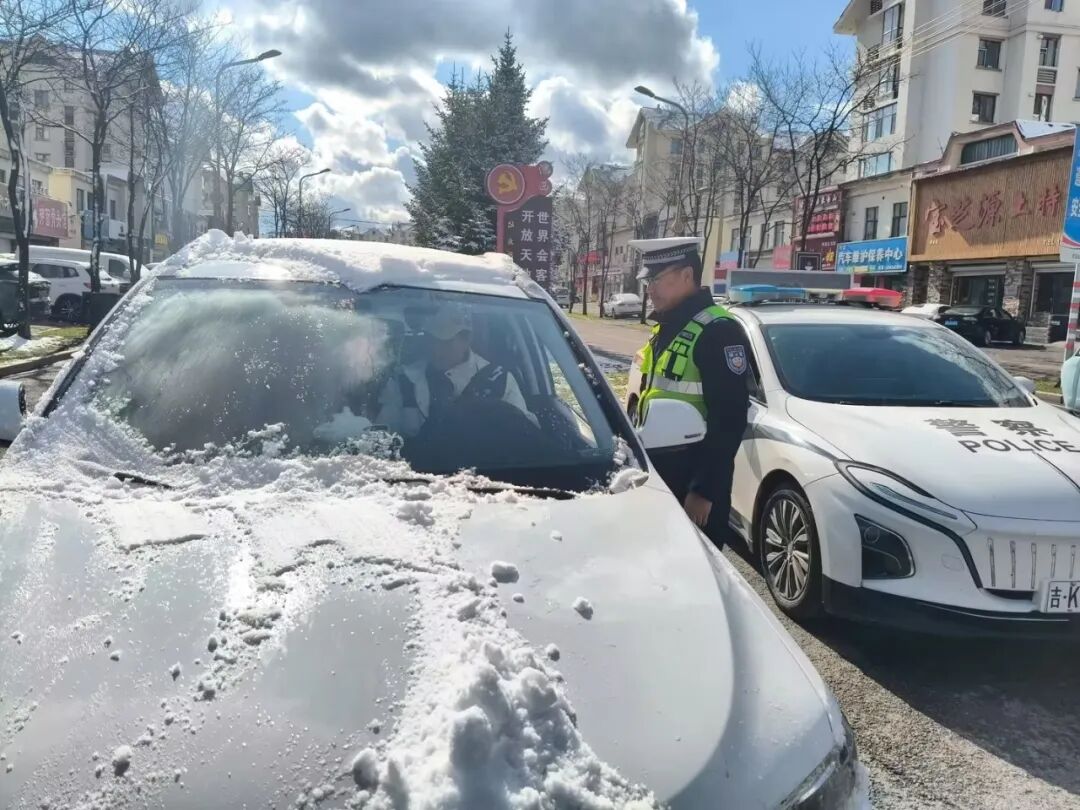 长白山交警迎战初雪 风雪中的“荧光绿”守护平安路