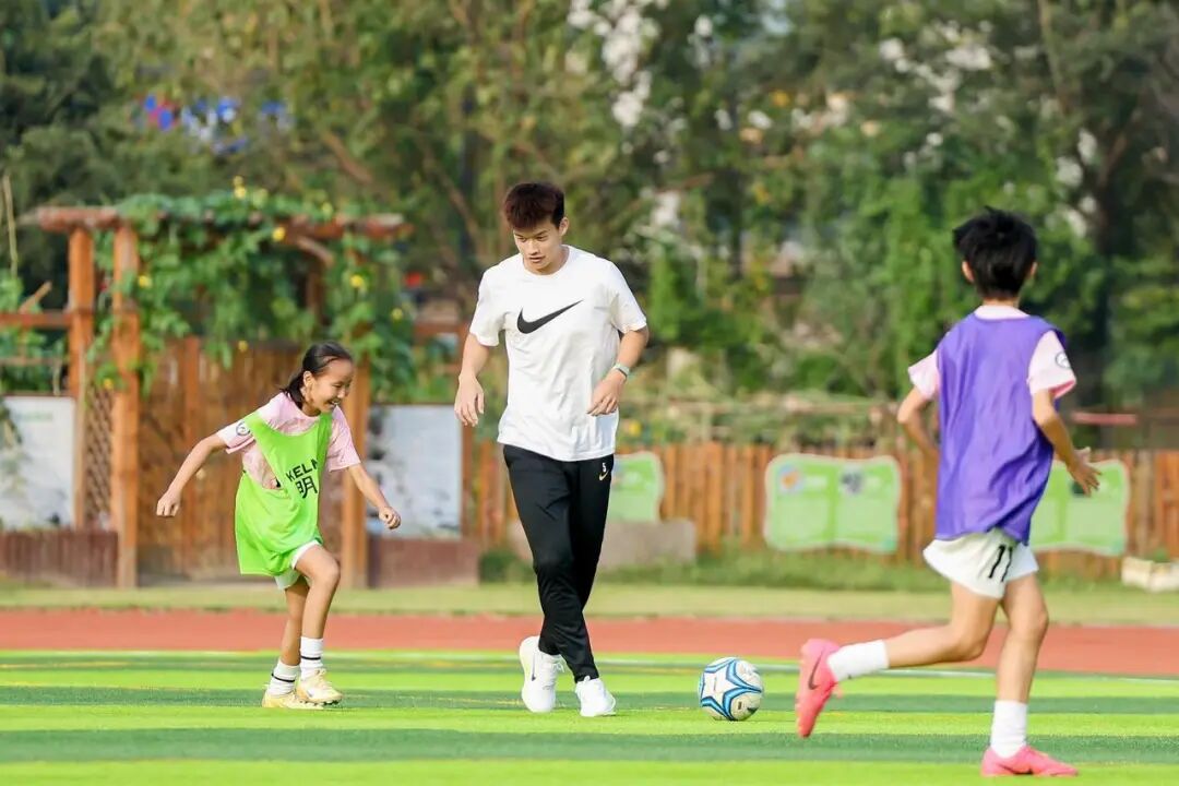 浙江FC球员走进景成实验学校，一块亚运奖牌传递足球梦想