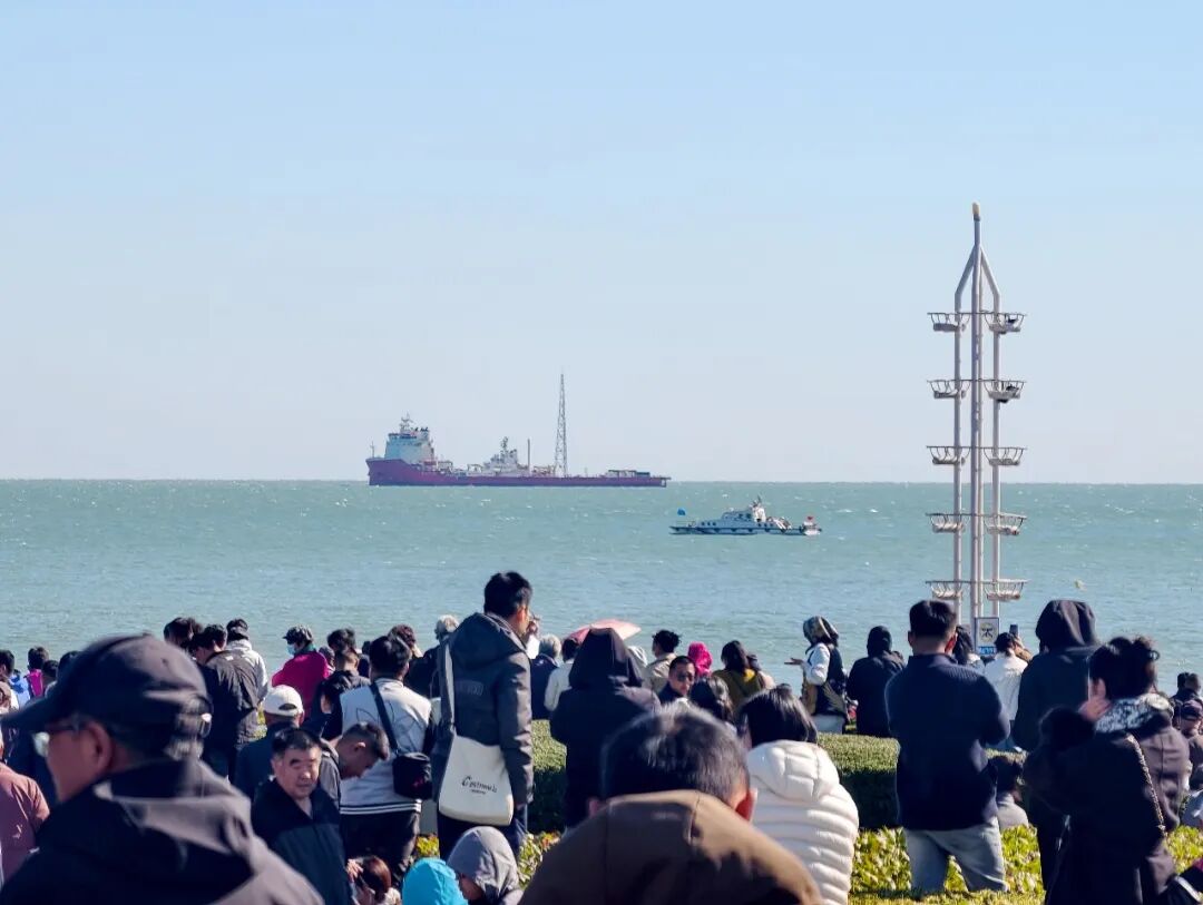 此刻，日照海边人山人海！