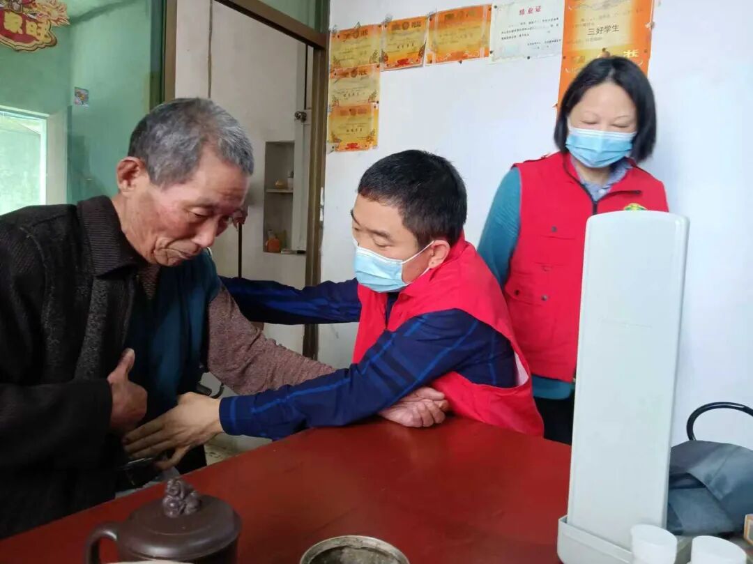近90岁老人清晨从床上摔下，邻居察觉不对劲急忙求助！浙江湖州“银龄互助”模式：隔天串个门，上下楼看一眼，高龄独居老人有了“身边人”