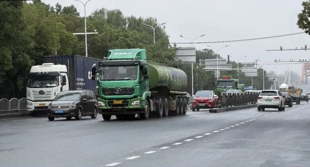 攻坚进行时｜江杨南路（呼兰路—江杨北路桥）抢修完工！记者回访：路面平整了，路口不堵了！