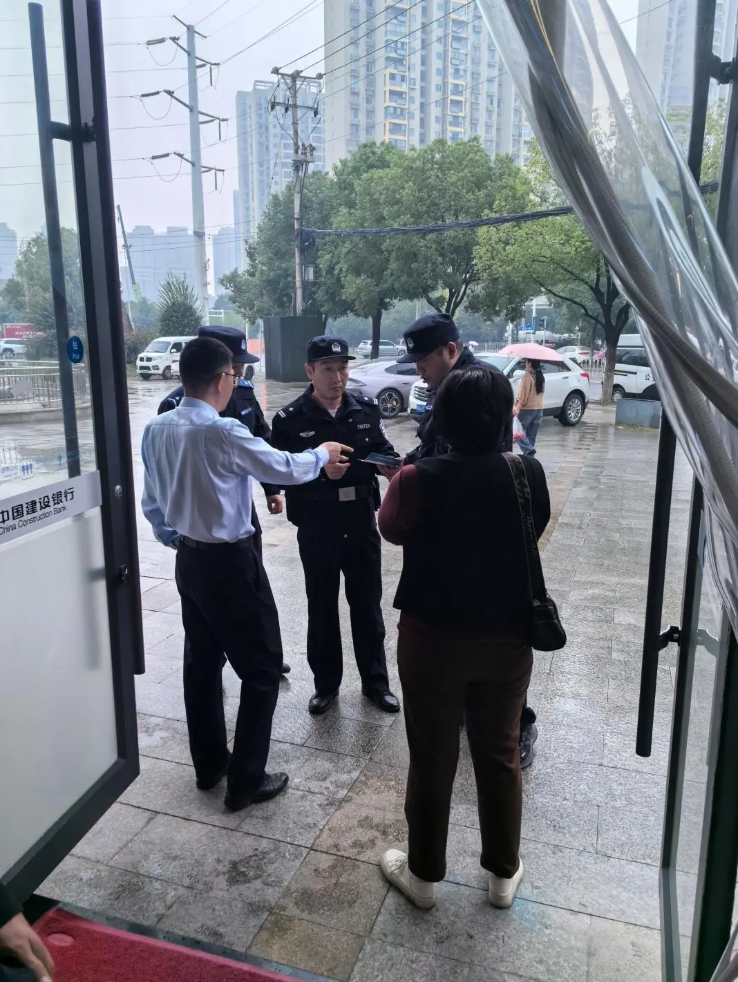 女子和朋友各交3000元注册入会，每人收到436万元存折和银行卡，她取钱时银行经理立马报警