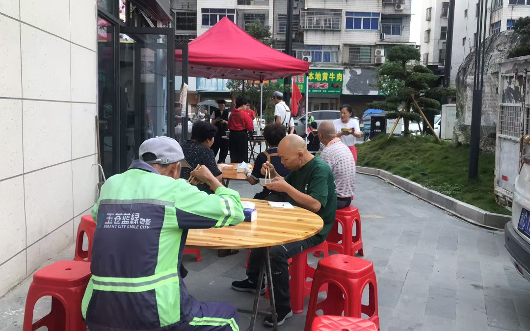 每天150碗热汤面，李国色在灵溪老街免费送早餐！