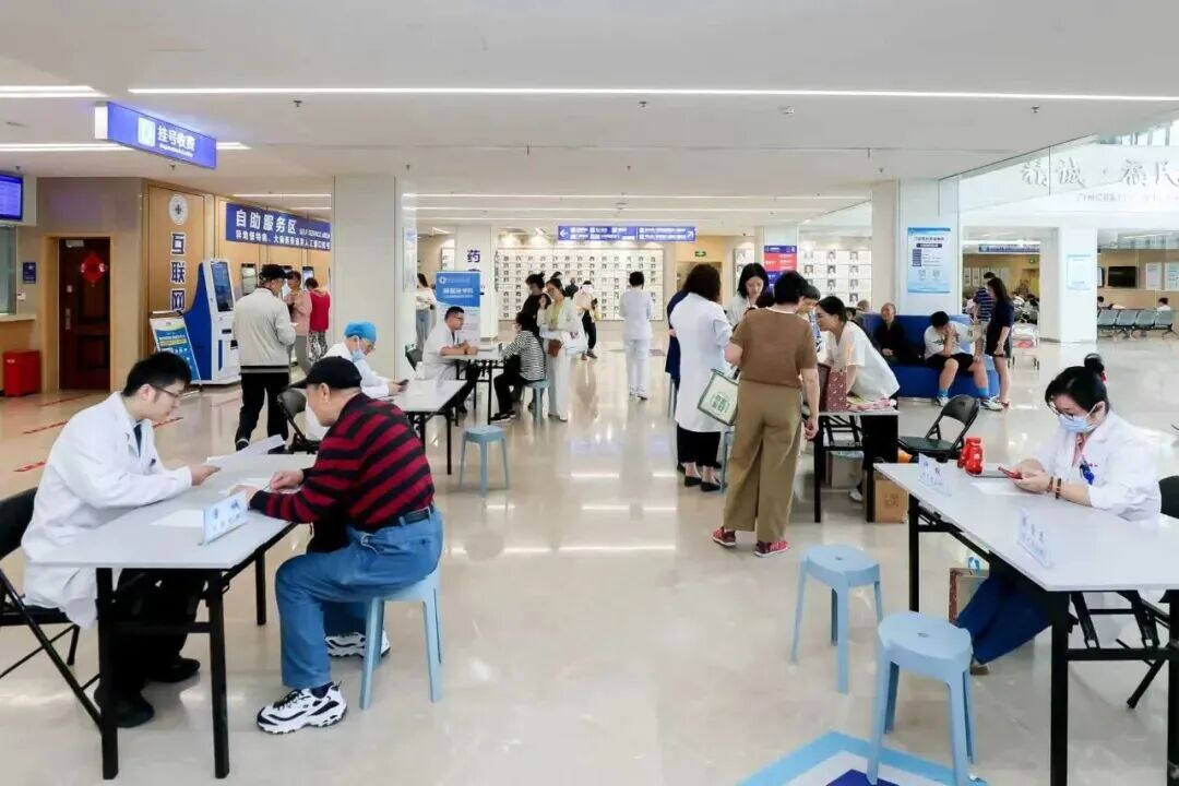 卫健聚焦 | 当“金剪刀”遇见“柳叶刀”，国家级非物质文化遗产漳浦剪纸走进上海市第四人民医院