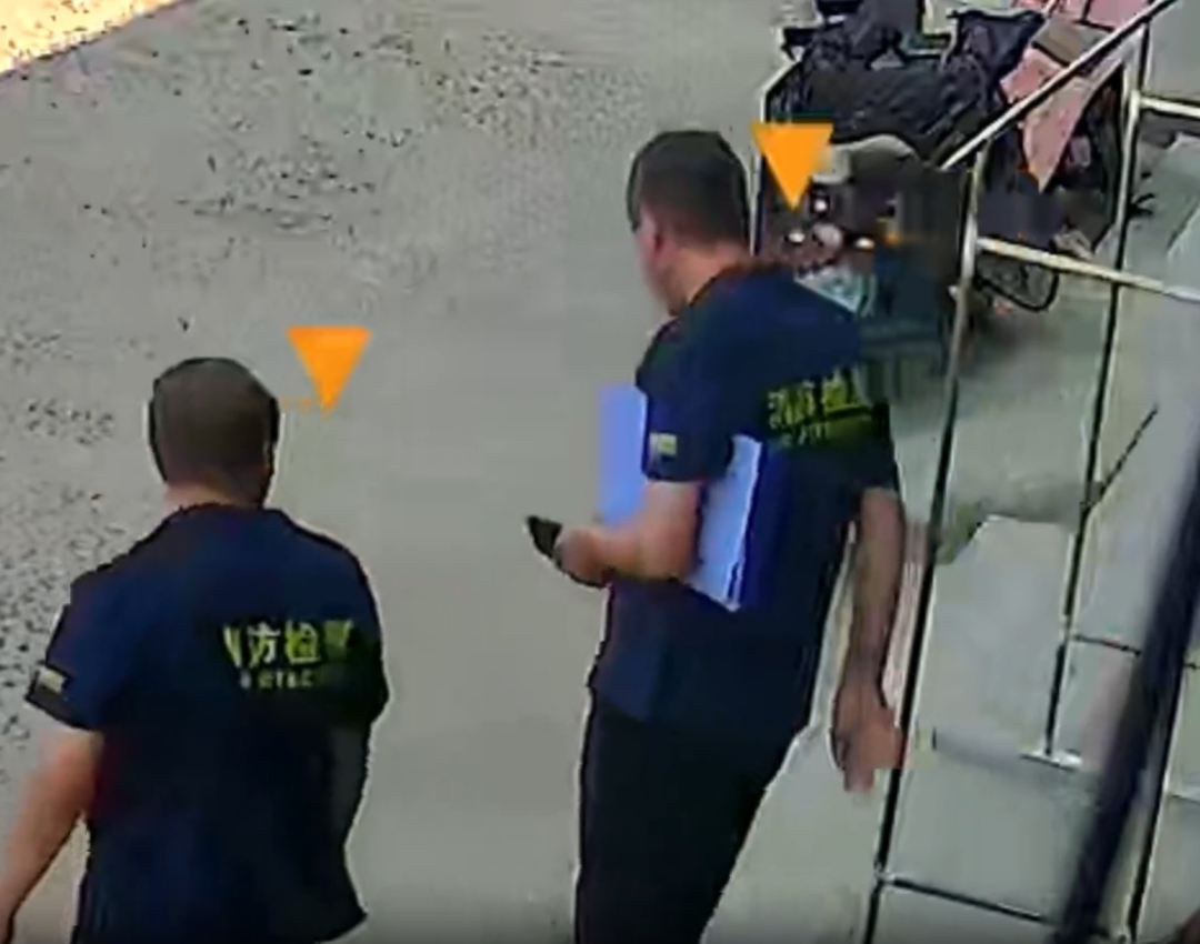 两男子冒充消防人员进店，称灭火器过期“花30元可换”，被退役消防员店主当场识破骗术
