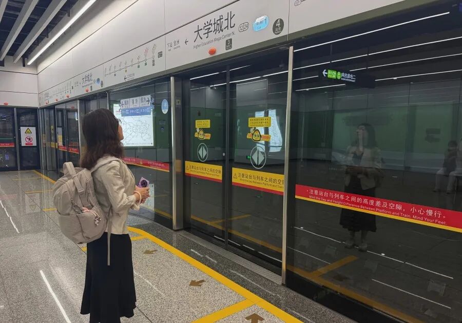56岁女子刚退休就重返大学读研，瞒着丈夫备考，排队、通勤全都用来复习，本人回应：重新做一名学生，让人生下半场拥有更多可能性