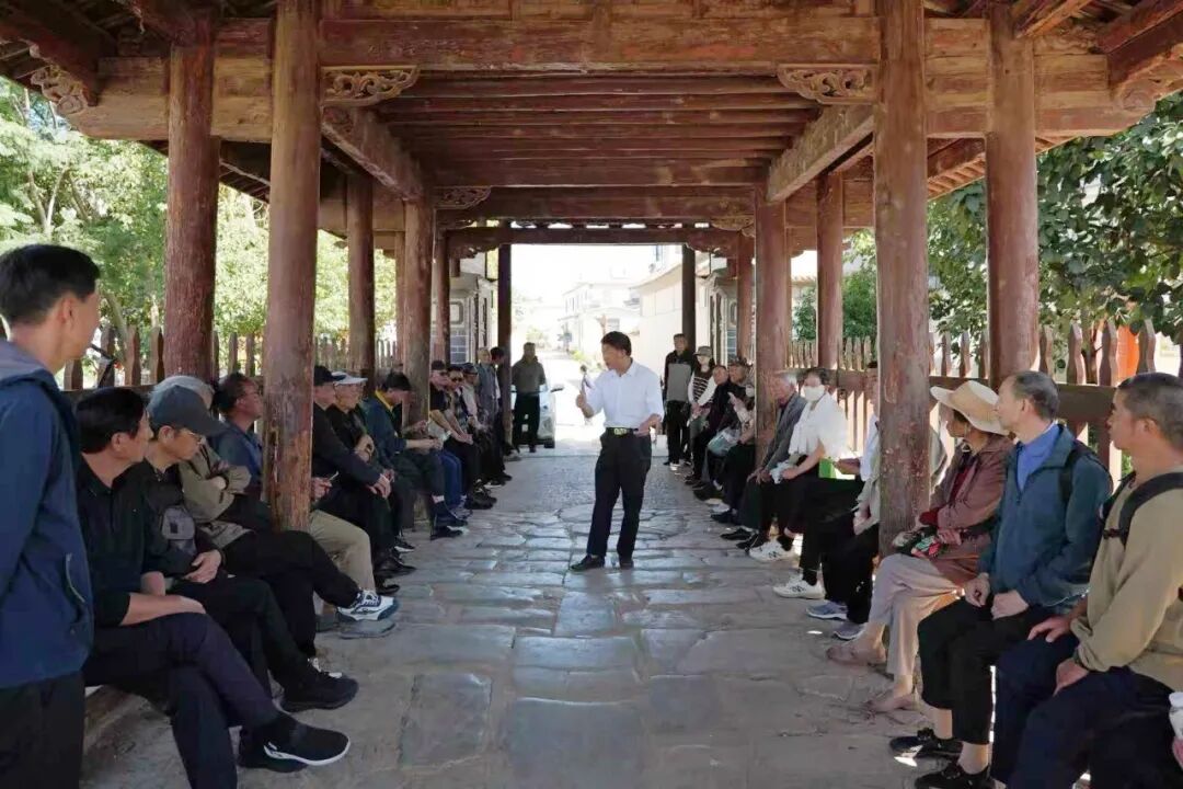赓续长征桑榆情 笃行法治暖重阳