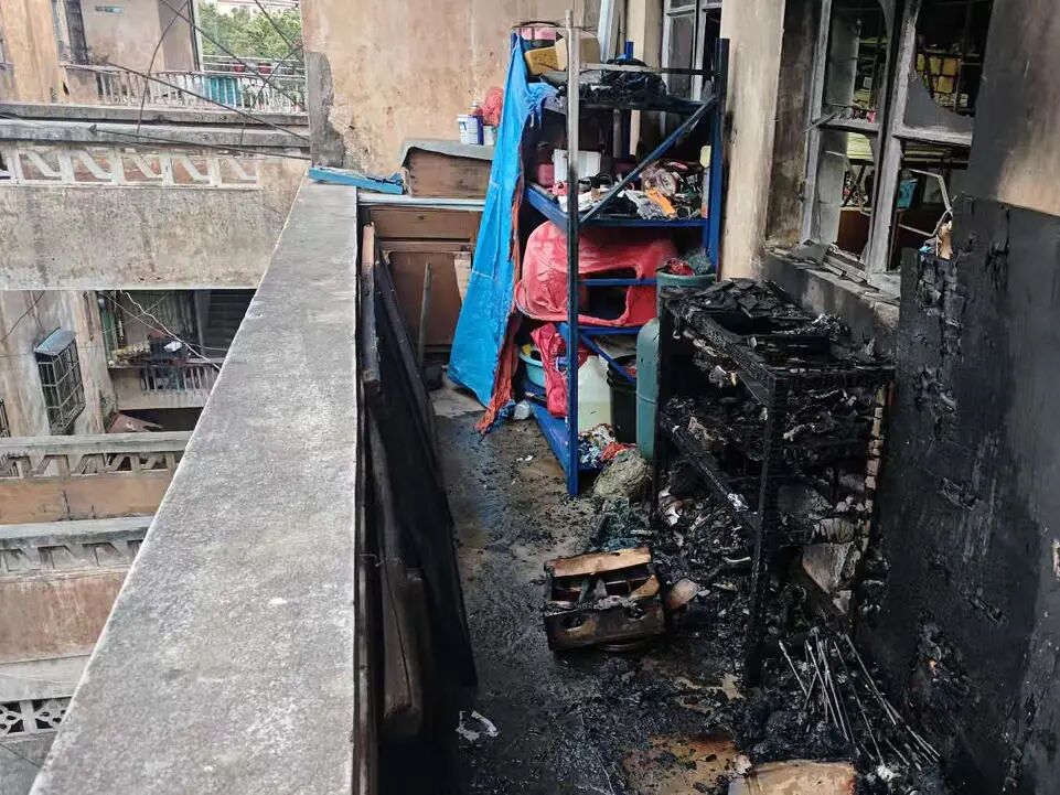 小区圈块地放点杂物没什么？看完这个火灾现场，你还这么想吗