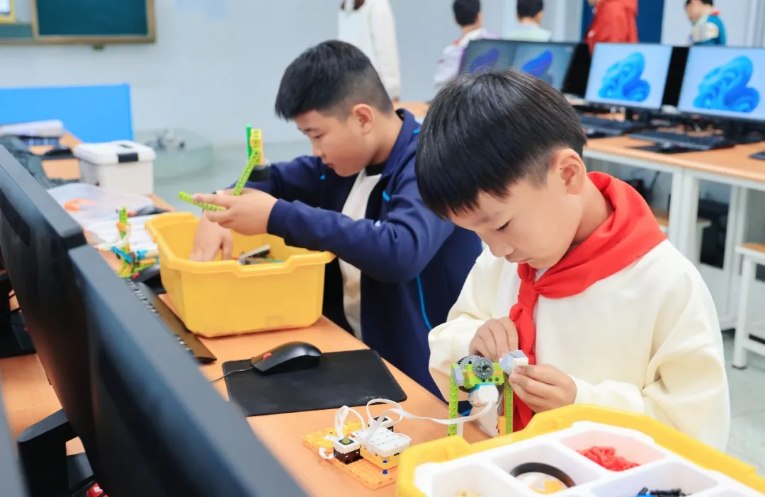 我区举办第六届中小学校园科技节