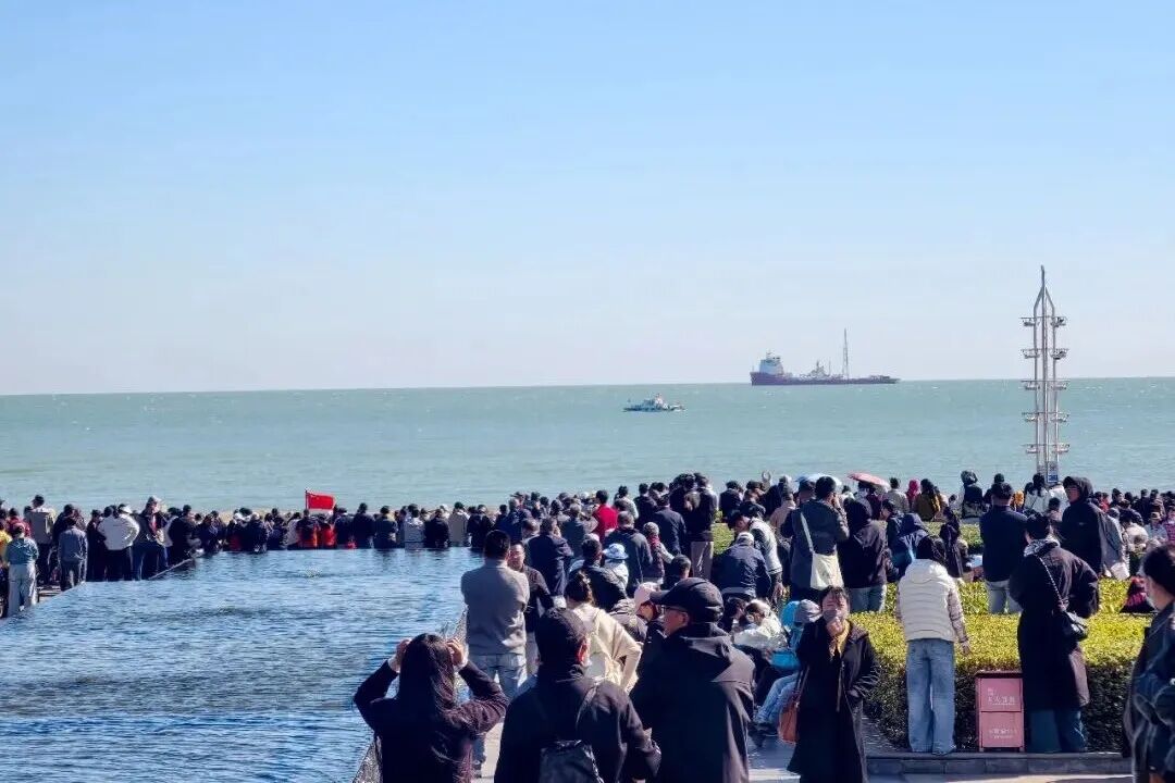 此刻，日照海边人山人海！