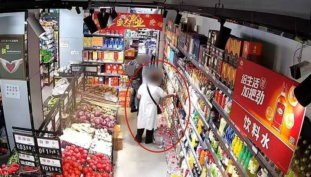一次只偷一瓶，偷了104次，女子5个多月顺走价值8000余元药酒，家属主动全额退赔，警方：盗窃不论金额大小都是违法犯罪
