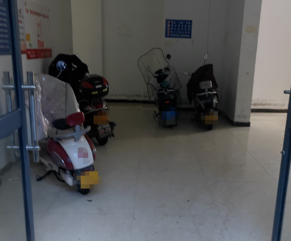 发现公共门厅违规停放电动自行车，物业有责任进行管理！