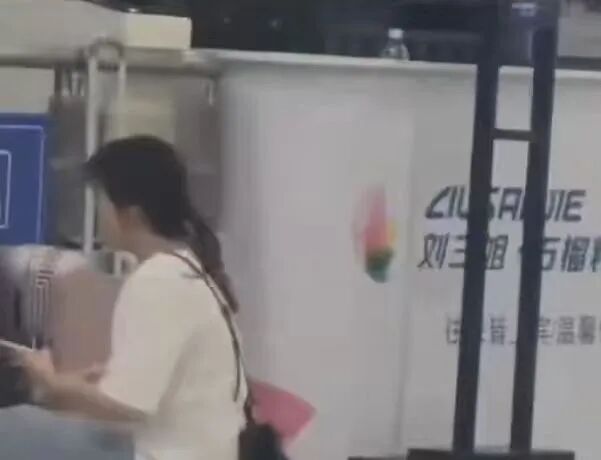 女子错过检票下跪求放行遭拒，南宁车务段：列车已停止检票，按规定未予放行，旅客情绪激动，工作人员进行了解释安抚，并引导改乘后续车次
