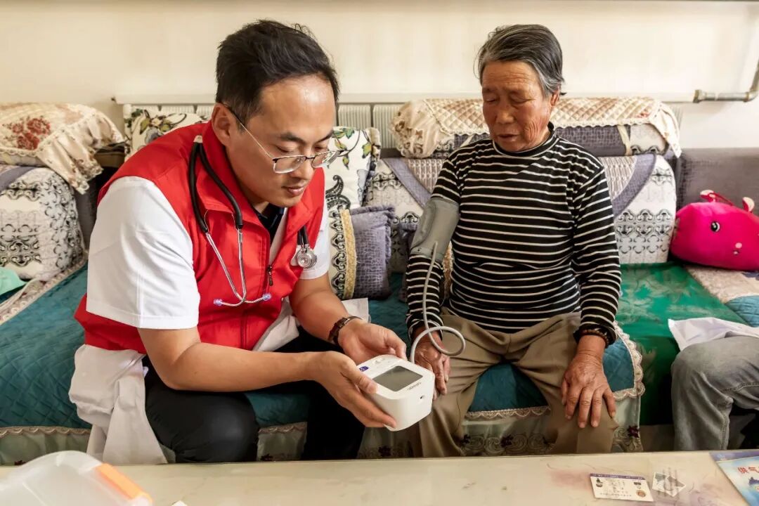 2000公里外，湖里医生一针下去，疼了七八年的肩膀“松了”……