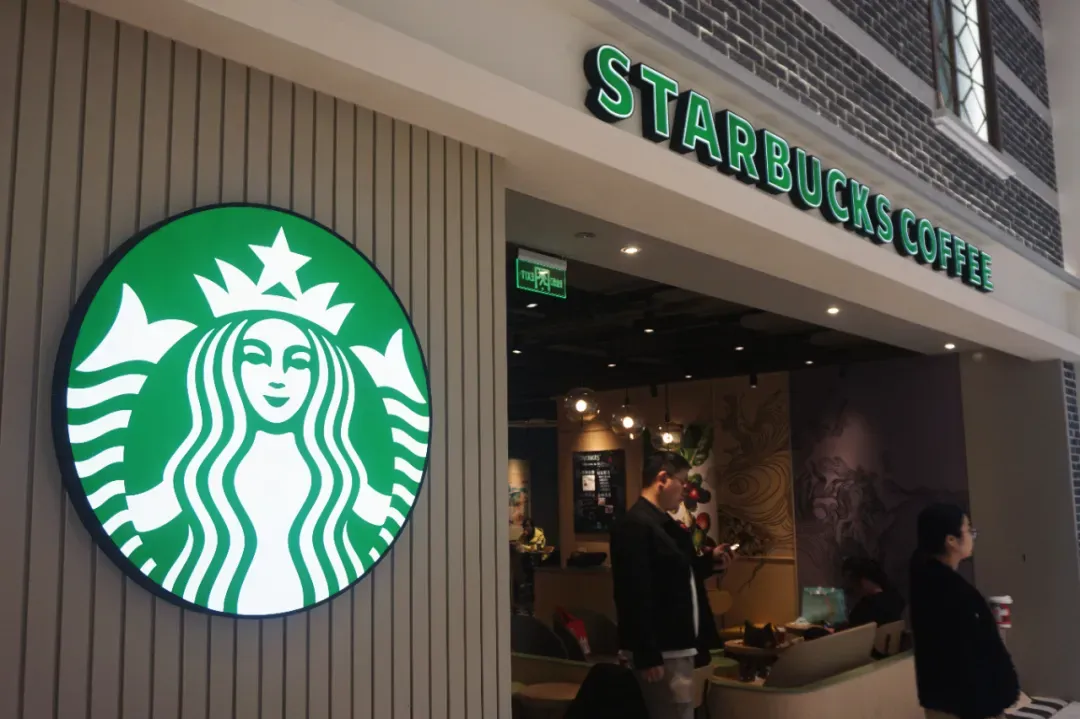 星巴克正式宣布：明天（22日）起在全国施行“消费入座”，门店摆放提示牌
