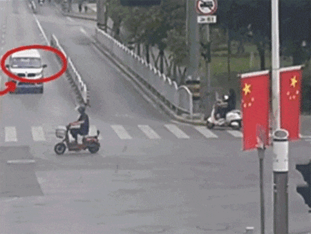 逆行+酒驾、还跟警车并排走？下一秒果然没让人失望