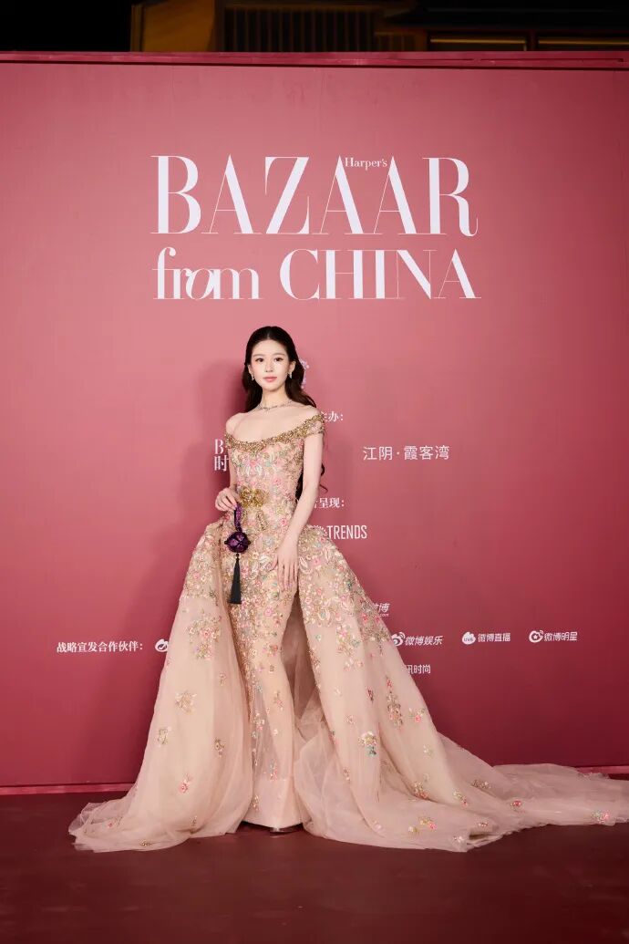 白鹿开毯冲上热搜，杨幂压轴，以一袭融合了中式窗花与非遗剪纸元素的黑色高定礼服成为全场焦点