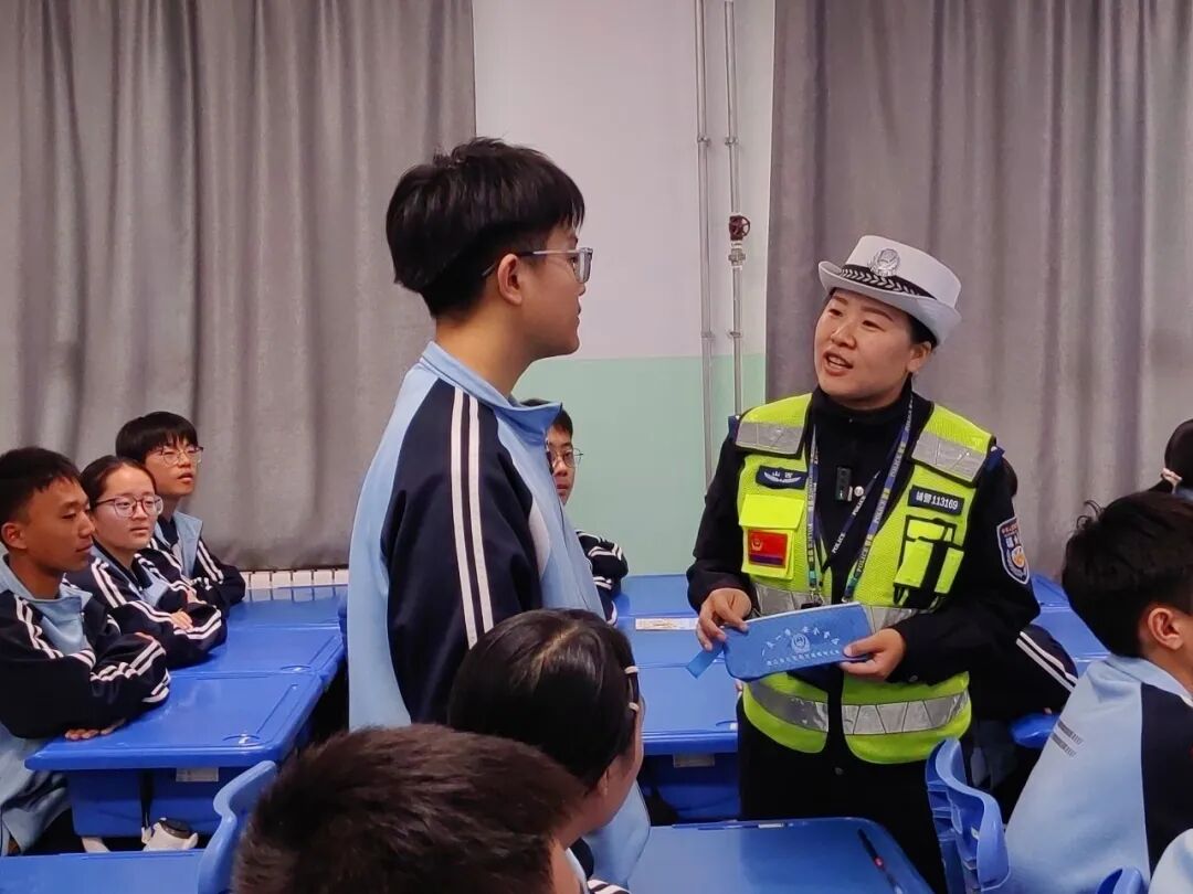 交通安全宣传进校园 守护平安上学路