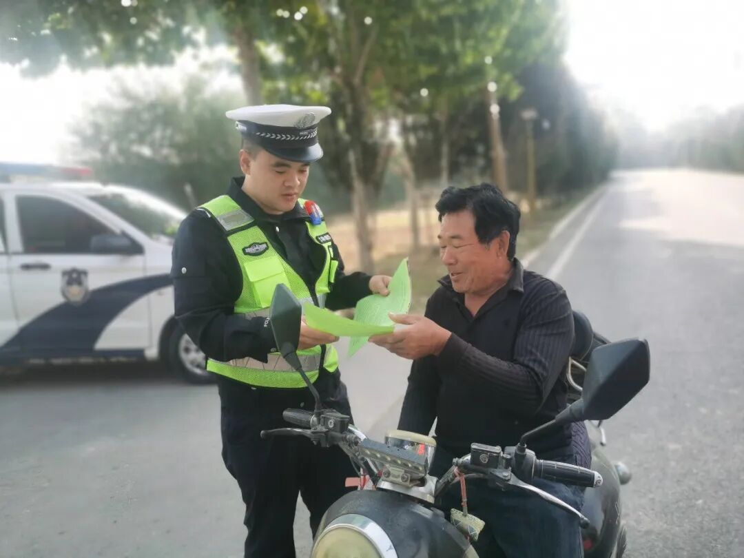 夏县交警严查头盔不放松 守护出行“从头”抓起