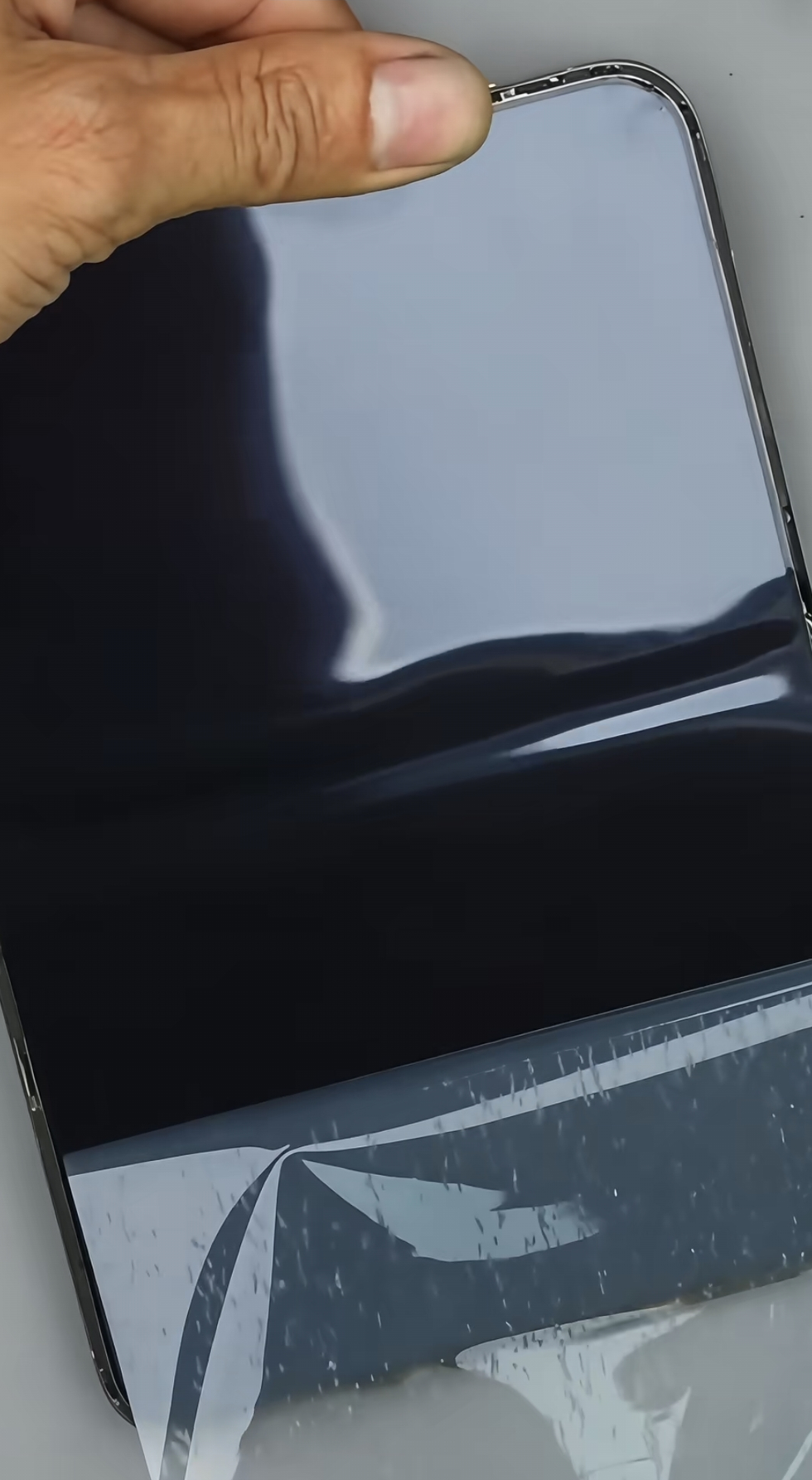 苹果给iPhone Duo折痕搞了个“遮羞布”，内屏磨砂层可直接徒手撕下，再贴回去要加398元