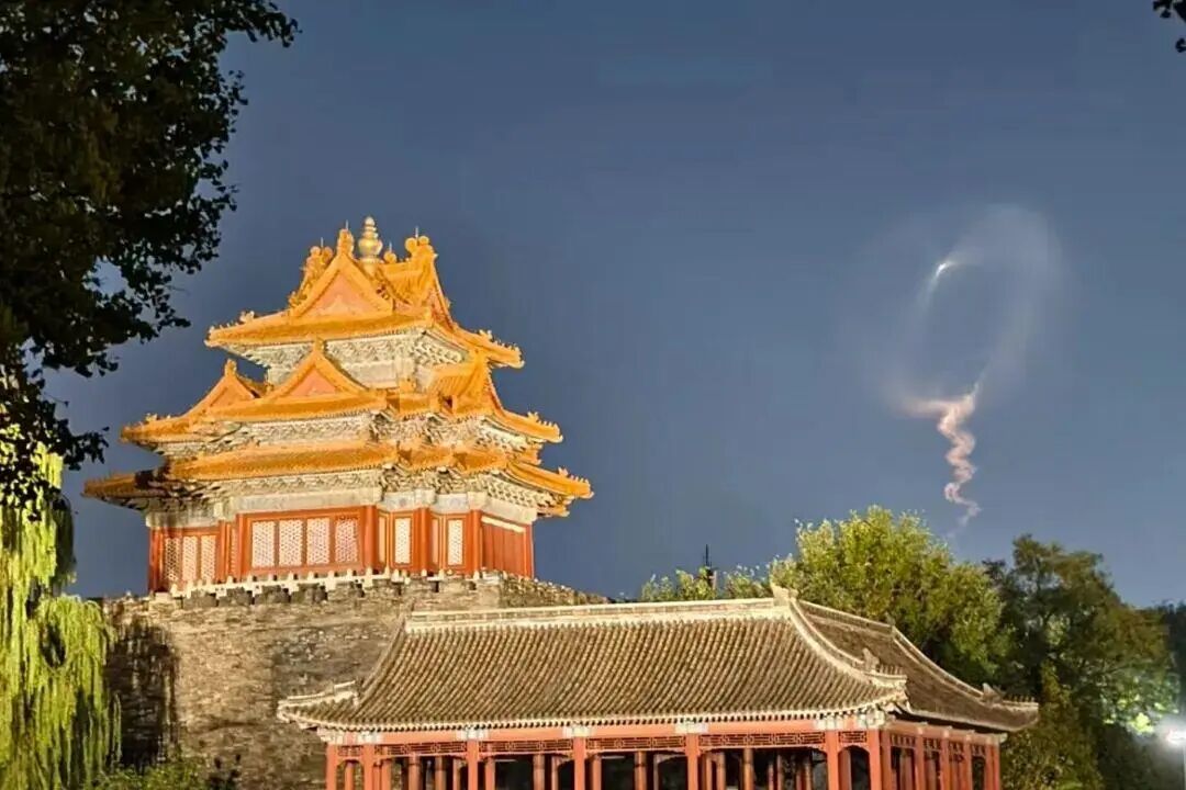 朋友圈刷屏了！很多人拍到梦幻“火箭云”，系长征六号改运载火箭过境