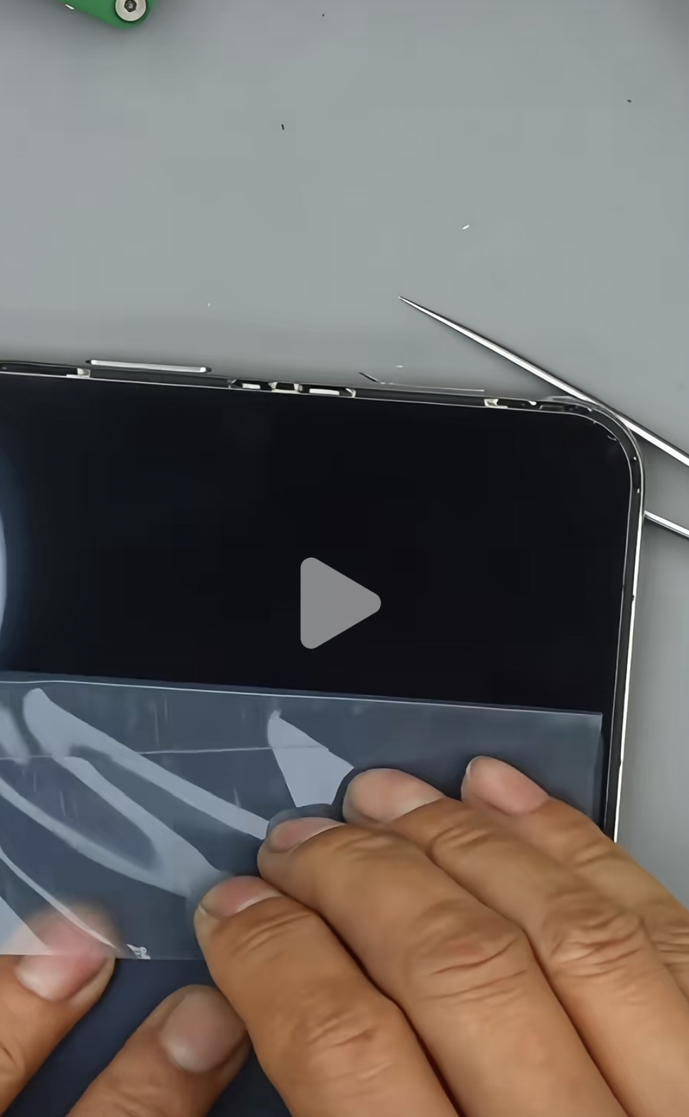 苹果给iPhone Duo折痕搞了个“遮羞布”，内屏磨砂层可直接徒手撕下，再贴回去要加398元