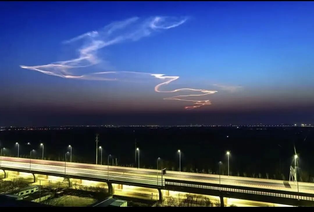 朋友圈刷屏了！很多人拍到梦幻“火箭云”，系长征六号改运载火箭过境