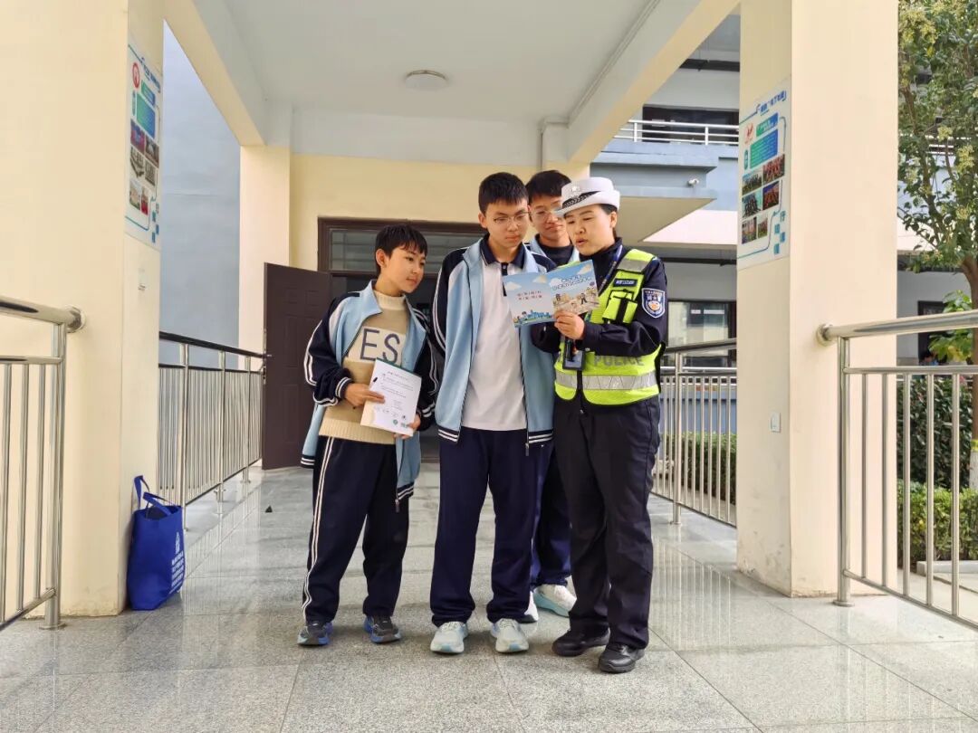 交通安全宣传进校园 守护平安上学路