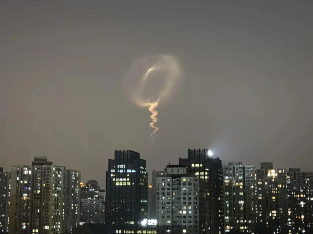 朋友圈刷屏了！很多人拍到梦幻“火箭云”，系长征六号改运载火箭过境