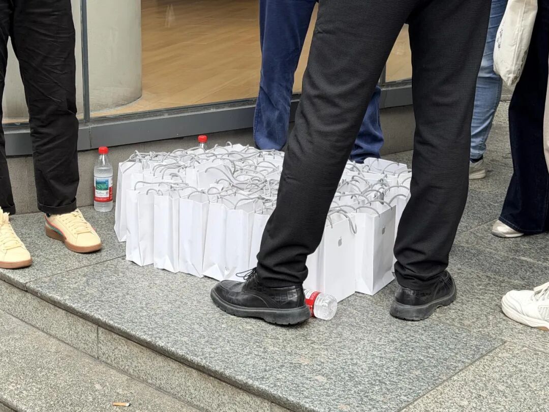 开售首日，iPhone Duo溢价“大跳水”