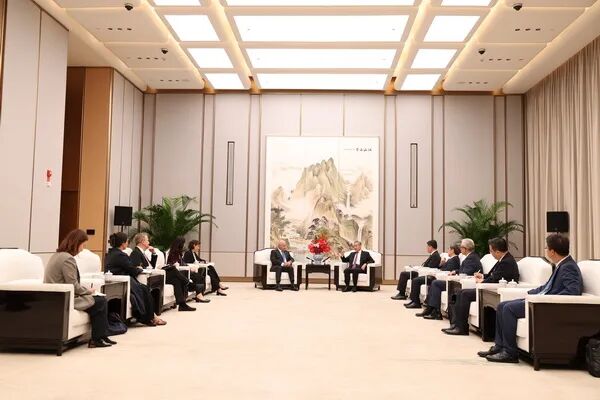 王毅会见联合国难民事务高级专员萨利赫