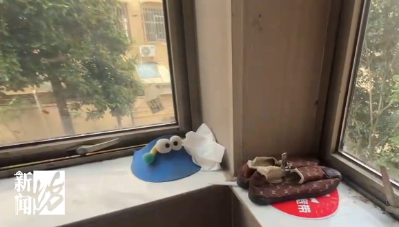 上海一九旬老太被女儿赶出家门，在楼道吃住近1年，有邻居说吃食是“像狗食一样的糊糊” ；居委、公安已介入，多方回应