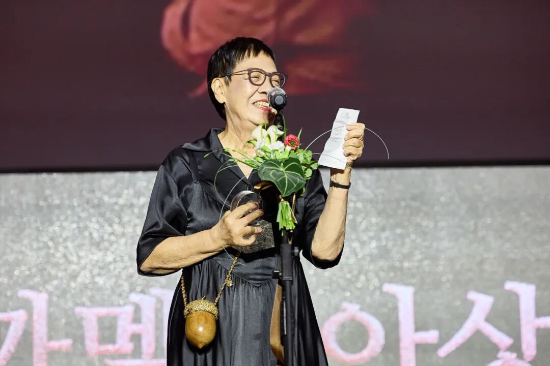 79岁许鞍华再获大奖：为软弱的人拍电影，比拍英雄更