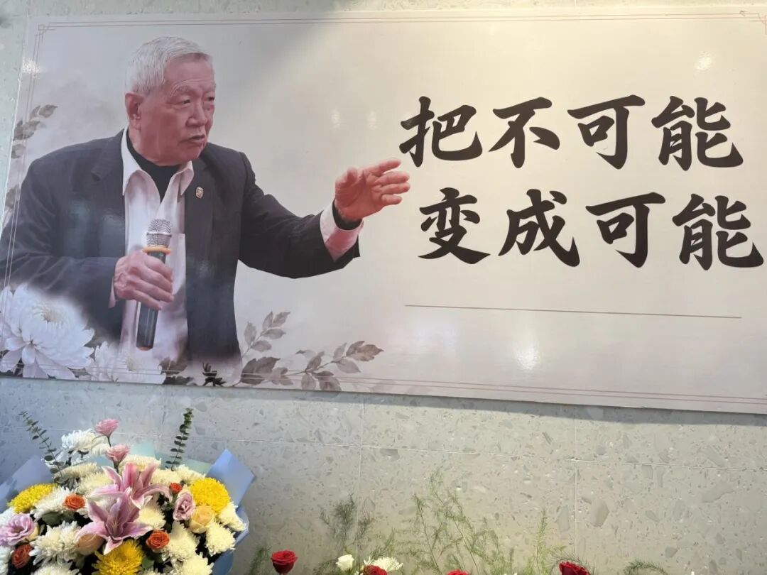 华人神探李昌钰在扬州落葬，另一半骨灰留在美国；妻子回应其生前“伪造”证据争议：他检出了血迹，但没说是谁的