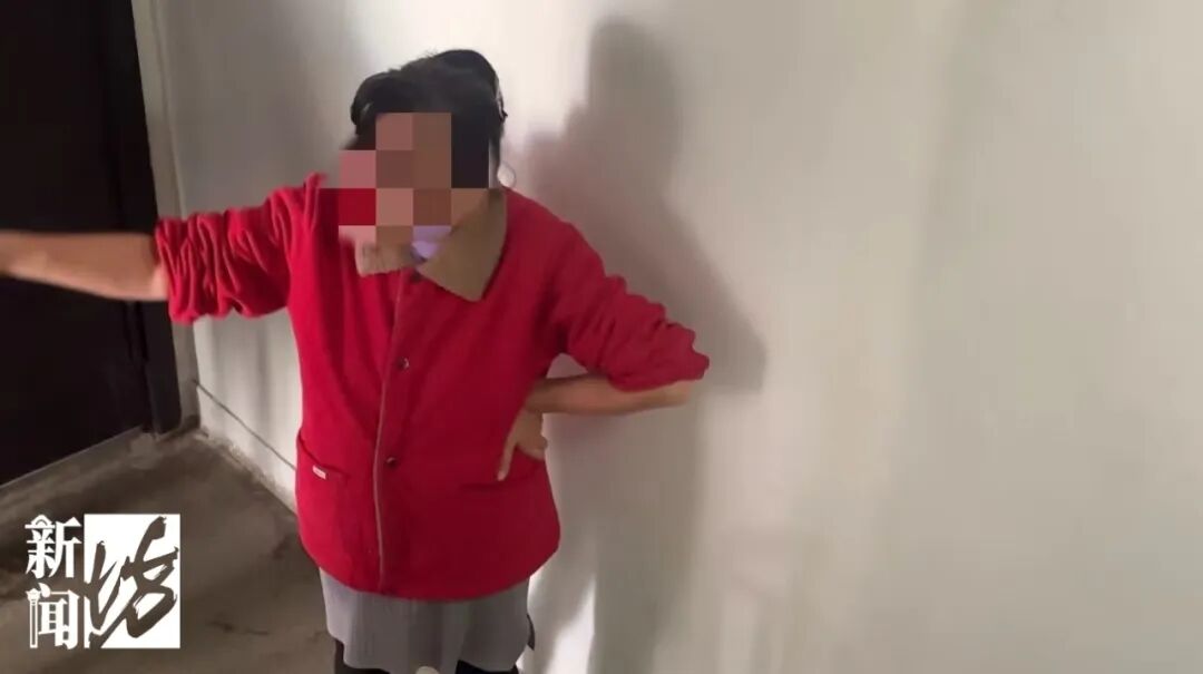 上海一九旬老太被女儿赶出家门，在楼道吃住近1年，有邻居说吃食是“像狗食一样的糊糊” ；居委、公安已介入，多方回应